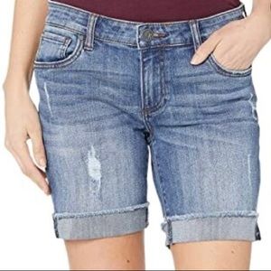 KUT Catherine Boyfriend Short - Light Wash